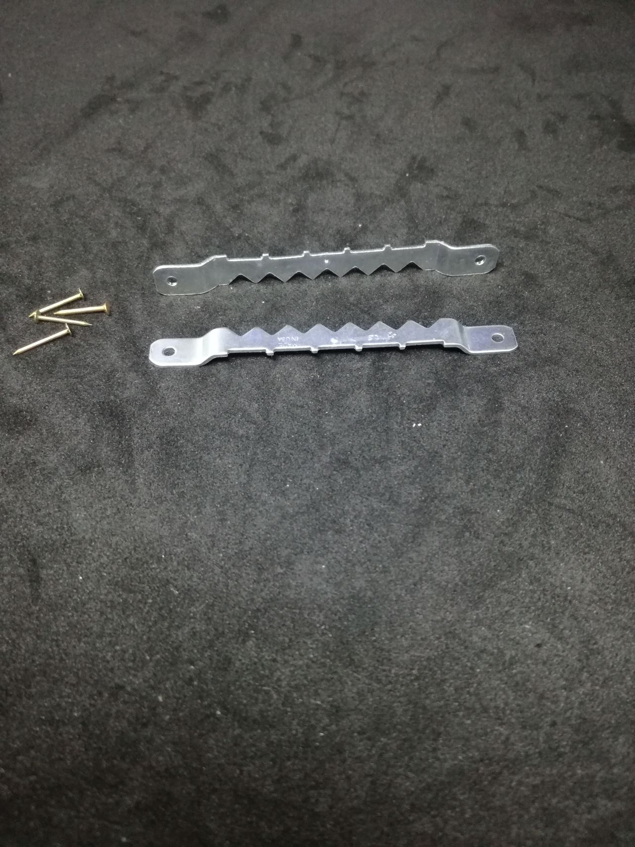 NOSAČ ZA OKVIRE SLIKA ZA ČAVLE