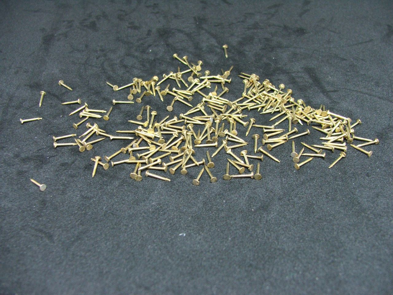 UKRASNI ZLATNI ČAVLIĆ 10